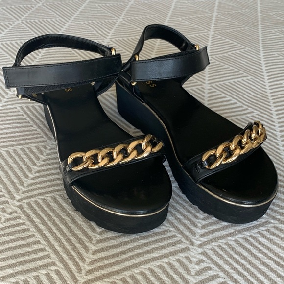 Guess black leather chunky platform sandals gold curb chain toe accent size 9 - Picture 1 of 11